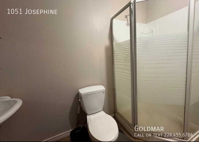 Building Photo - All inclusive room rental perfect for students and working professionals