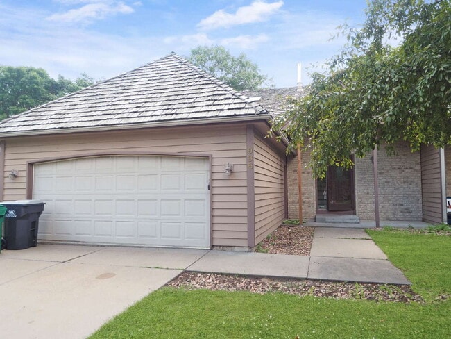 Building Photo - Available now 2-Bed Twin Home in Shoreview - Pets welcome
