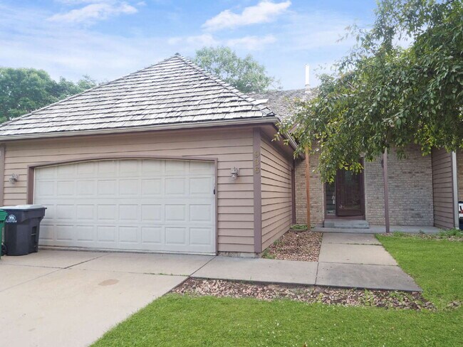 Foto del edificio - Available now 2-Bed Twin Home in Shoreview - Pets welcome