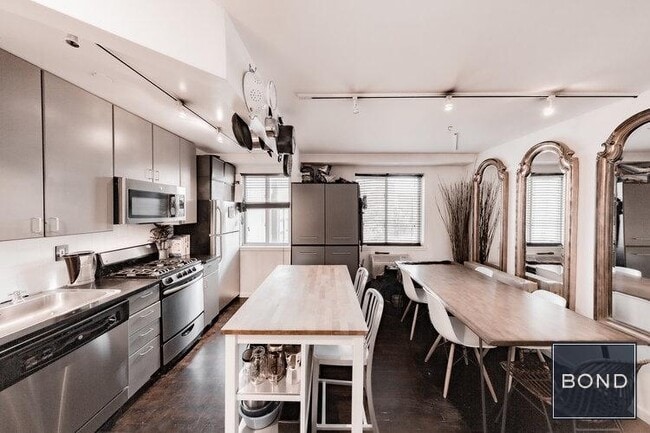 Foto del edificio - 319 E 8th St