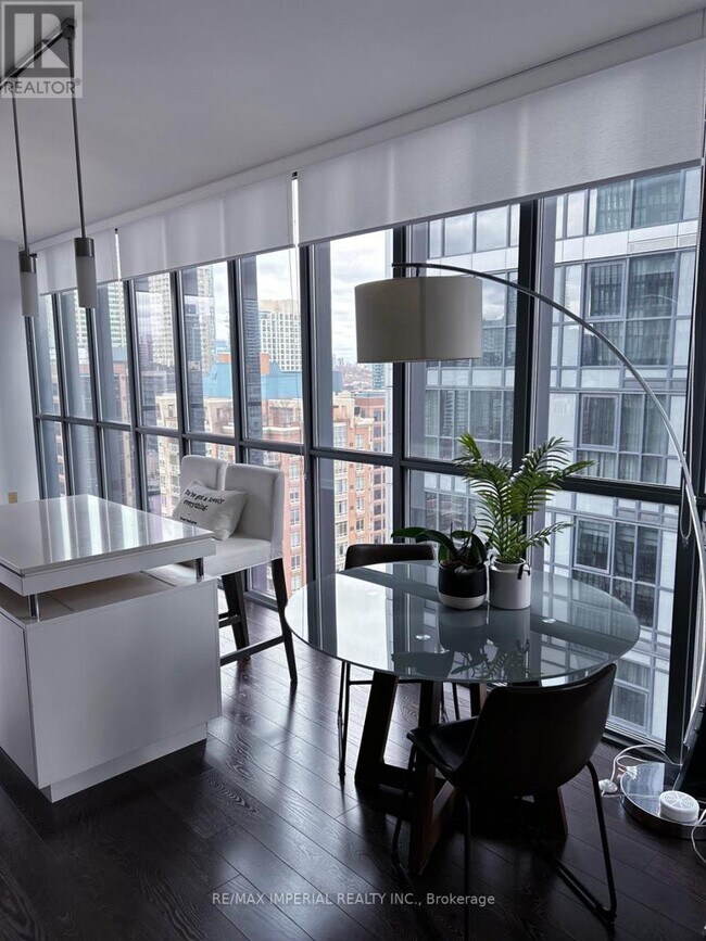 Photo du bâtiment - 110 Charles St E