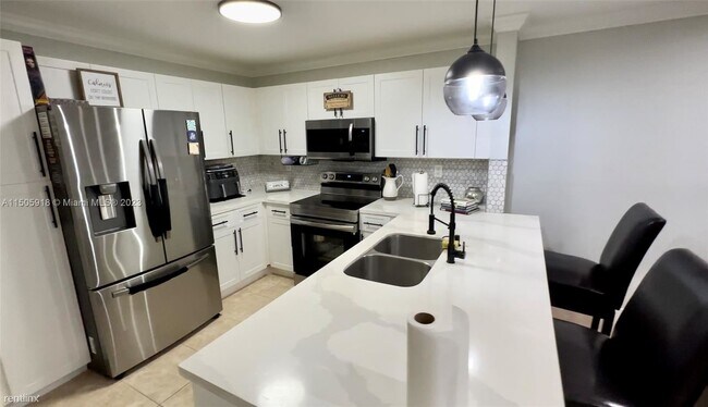 Building Photo - 3 br, 2.5 bath Townhome - 3059 SW 129th Way