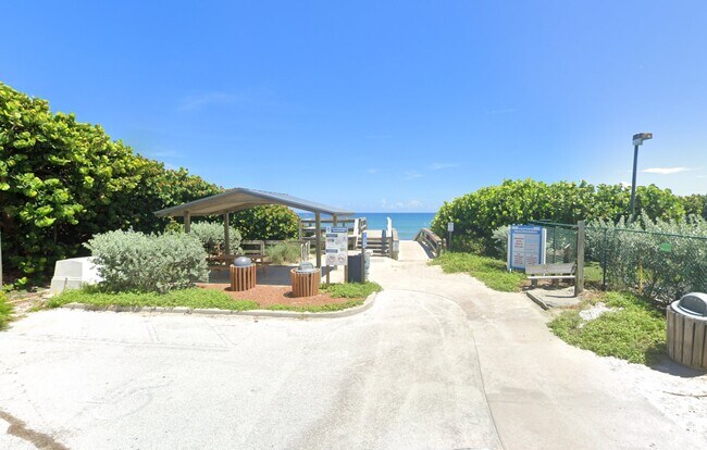 Building Photo - 137 Magnolia St