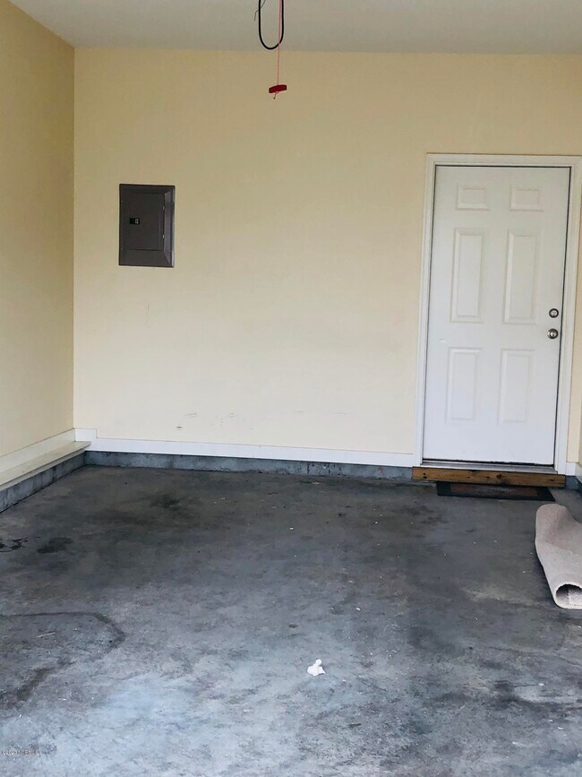 Building Photo - 2205 Dovedale Dr