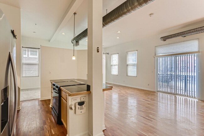 Building Photo - Bright & Spacious LoHi Condo- Available 8/10/26!