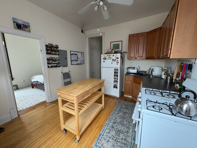 Foto del edificio - 3350 N Kenmore Ave