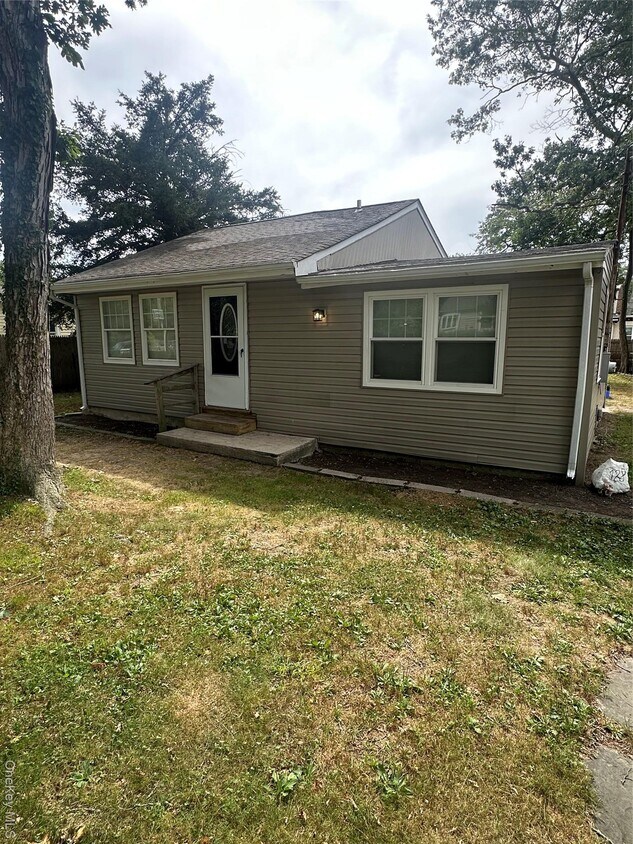 Foto principal - 128 Lakeview Dr