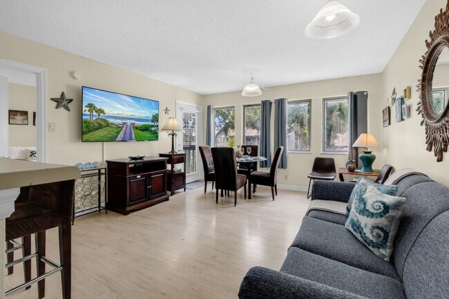 Building Photo - 983 Cayman Ct