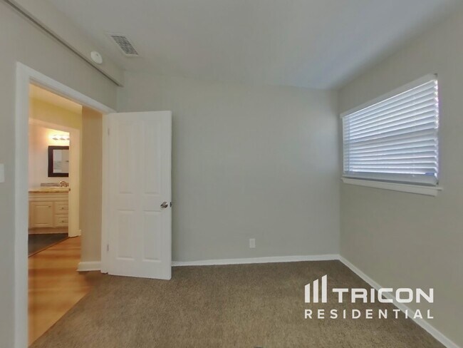 Foto del edificio - 244 Emporia Blvd