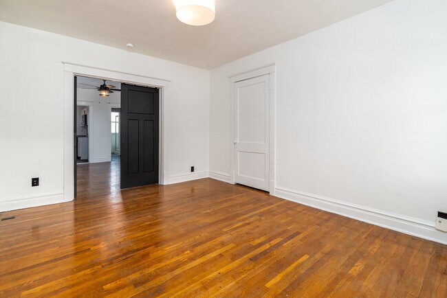 Building Photo - 5305 Sutherland Ave