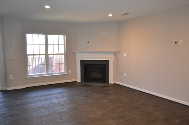 Building Photo - 103 Hillside Ct