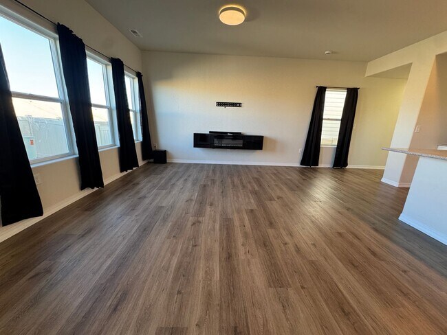 Foto del edificio - Spacious 3-Bedroom, 3-Bathroom Two-Story Home with Modern Finishes & Fenced Yard