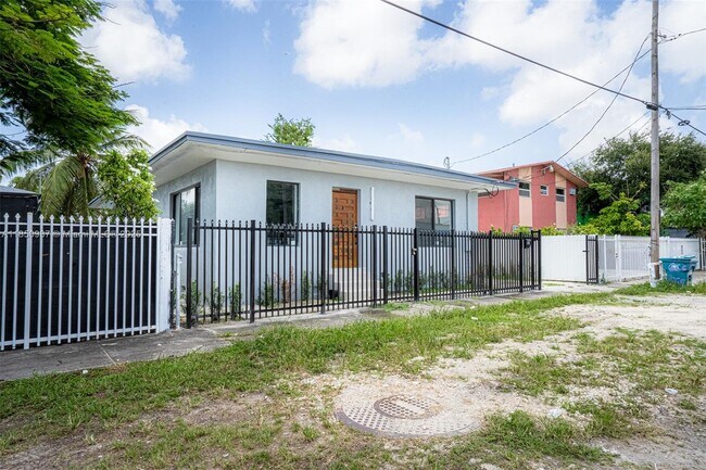 Foto del edificio - 666 NW 28th St