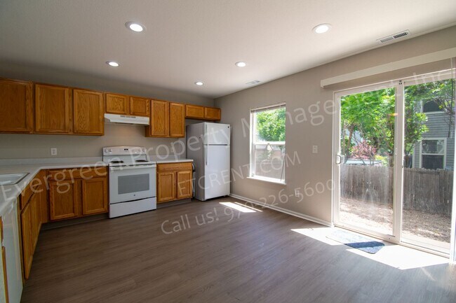 Foto del edificio - 3326 Warren Farm Dr