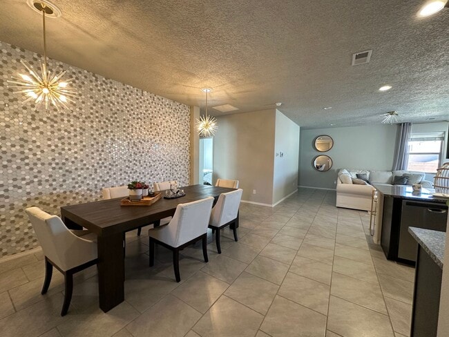 Building Photo - Beautiful Spacious Home!! Don't miss this ...