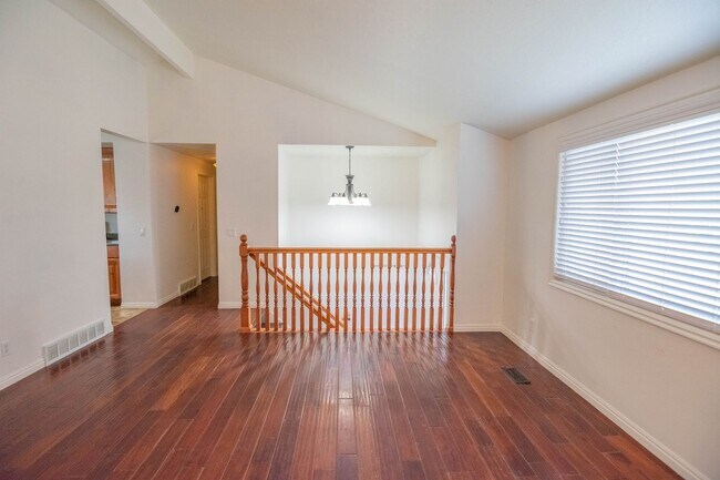 Foto del edificio - Charming 3-Bedroom Home with Spacious Fenced Yard in Prime Location