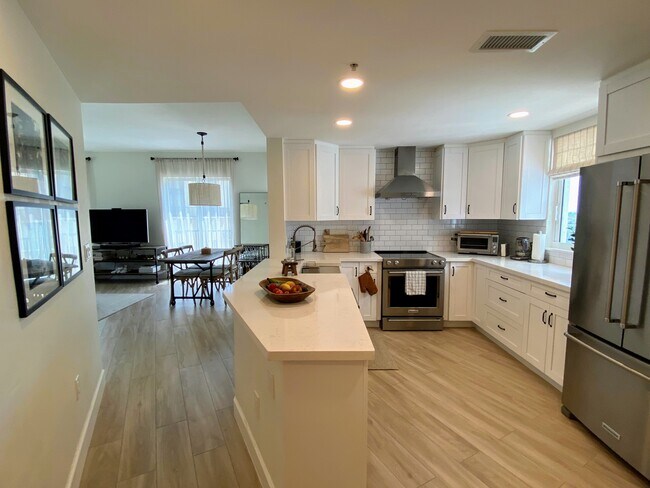 Kitchen - 10 Aragon Ave