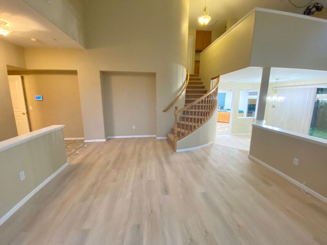 Primary Photo - Spacious 3 Bed 2.5 Bath with a loft Ventur...