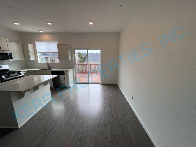 Foto del edificio - FREE RENT! Spacious 4-Bedroom Townhouse with 3.5 Baths in Prime Happy Valley Location – 2021 Sq F...