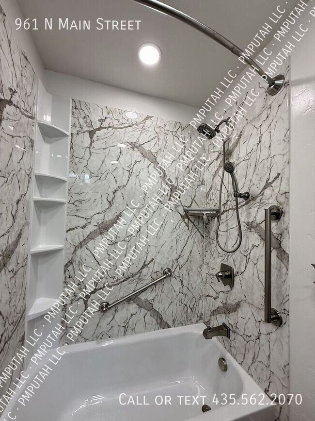 Foto del edificio - 961 N Main St