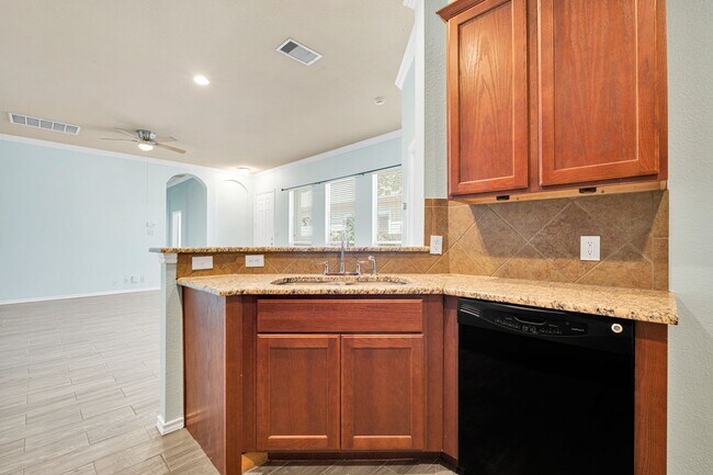 Foto del edificio - Beautiful 3 bedroom townhome available for rent for ASAP move in!!!! Medical Center Area!!!