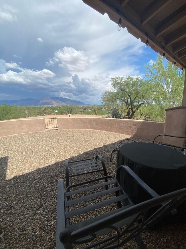Building Photo - 3 Bedroom 2 Bath perched on a scenic overl...