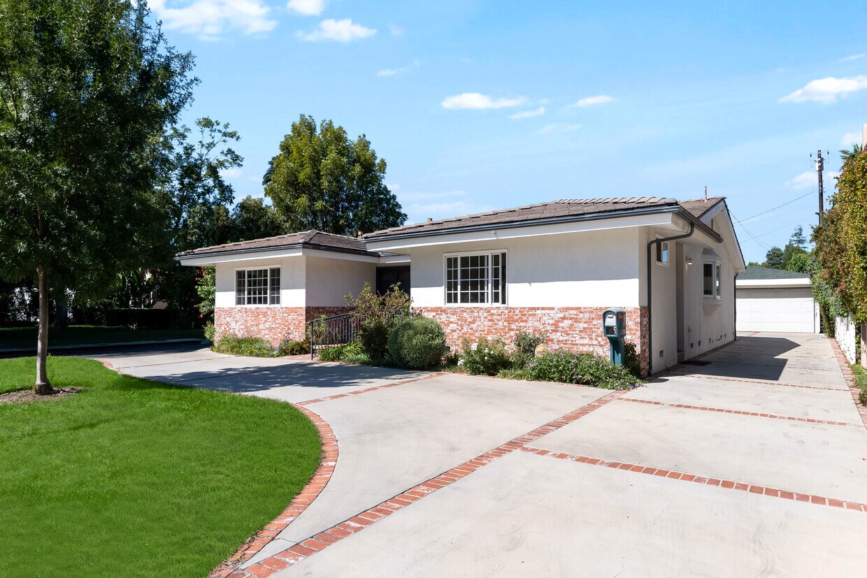 Primary Photo - 13463 Chandler Blvd