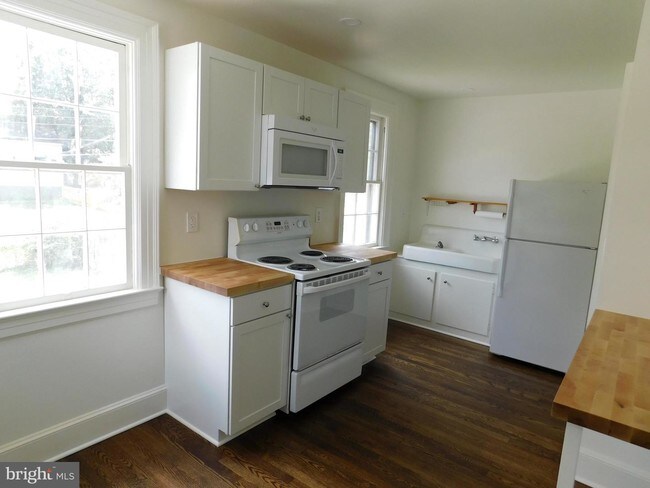 Building Photo - 814 Brompton St