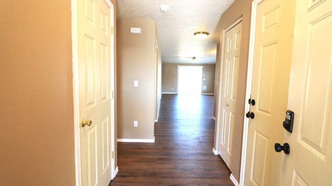 Building Photo - Must See Updated 2/2 Duplex in Prineville ...