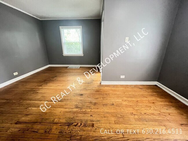 Building Photo - ***DETACHED 4 BDRM - 1 BTH / HARDWOOD FLOO...