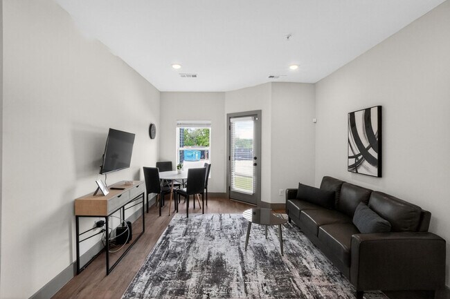 Foto del edificio - 2450 Wickersham Ln