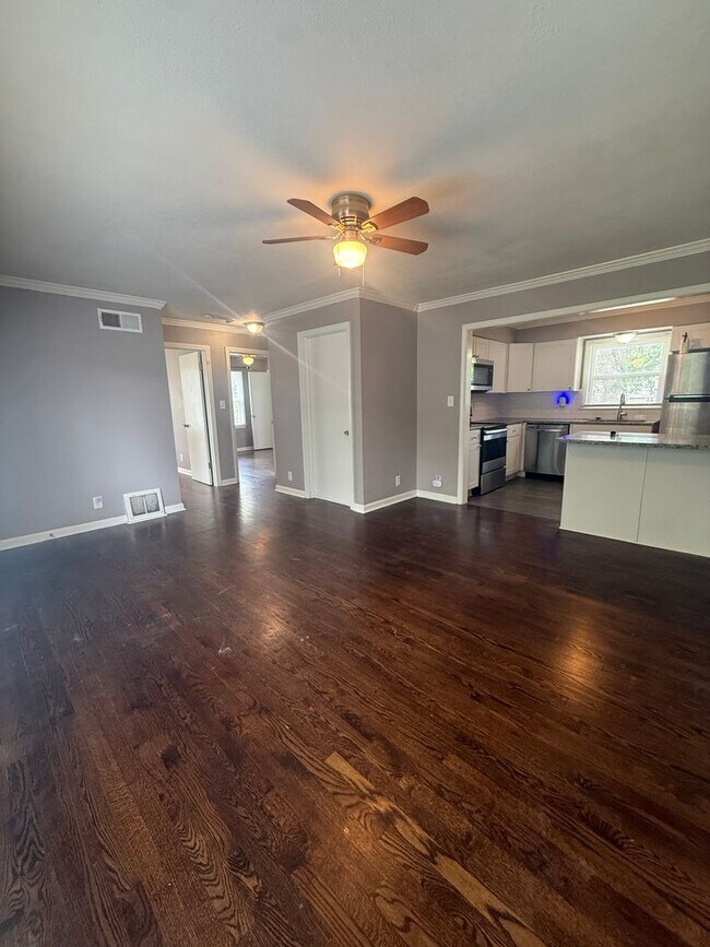 Foto del edificio - Charming 2-Bedroom, 1-Bath Home in Raytown, MO – Modern Finishes & Spacious Yard!