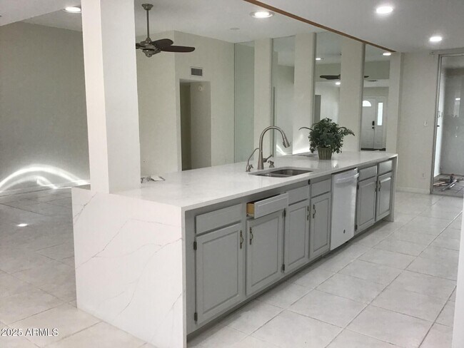 Foto del edificio - 6830 N 72nd Pl