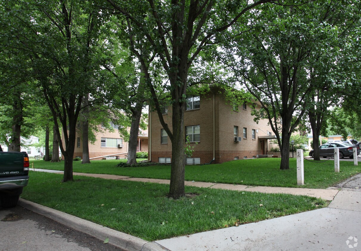Westwood Apartments 17021708 SW Webster Ave Topeka, KS Apartments