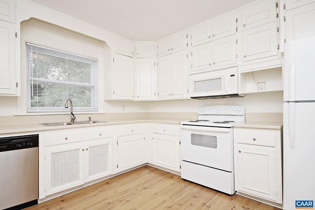 Building Photo - 2323 Fontaine Ave Ext