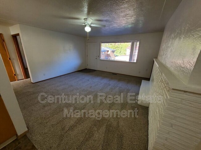 Building Photo - 136 Stoneway Dr NW