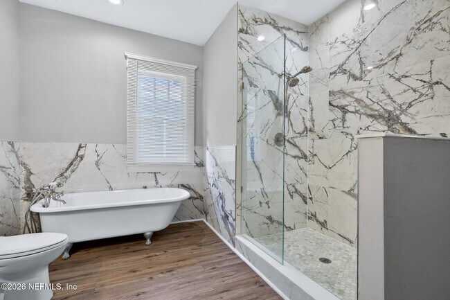 Foto del edificio - 310 W 10th St