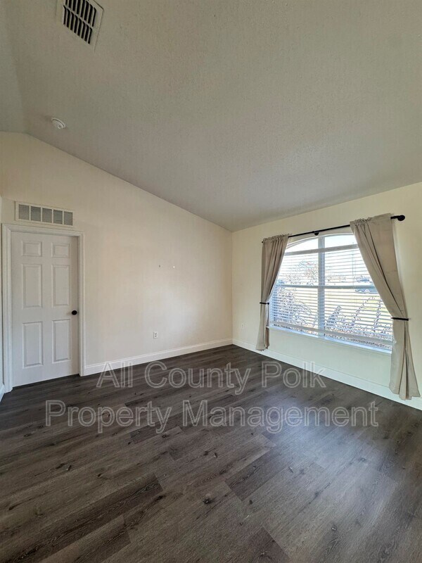 Foto del edificio - 572 Adriel Ave