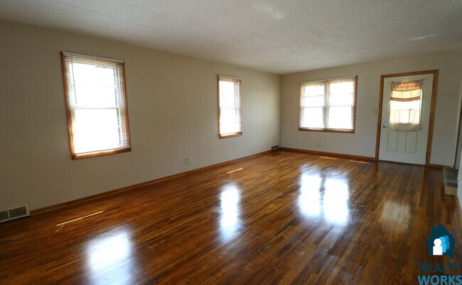 Building Photo - 4 Bedroom Home in North Lincoln