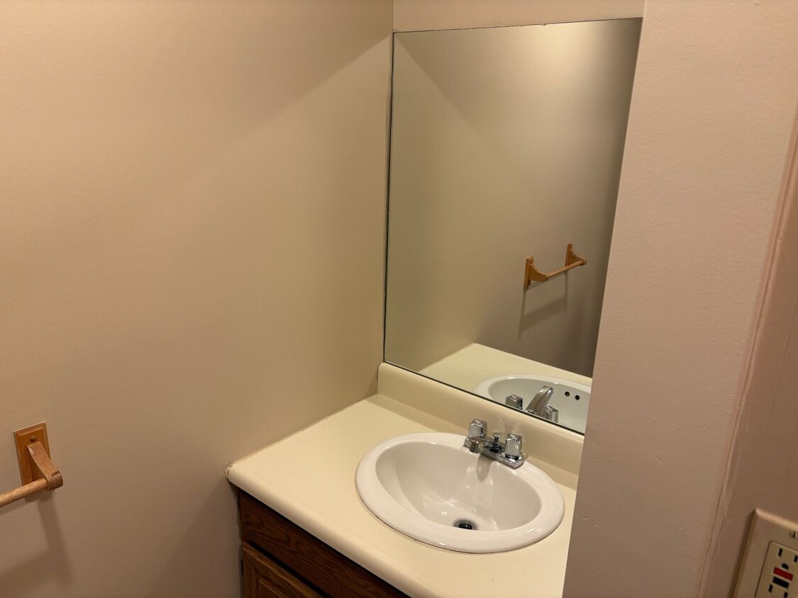 Building Photo - Large 1 Bedroom apartment