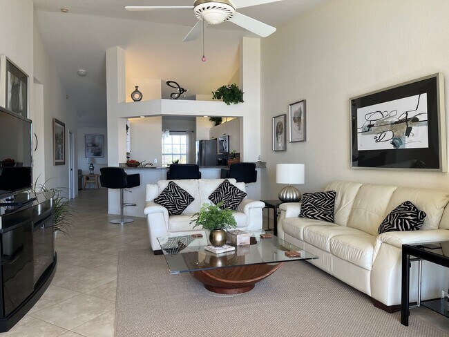Building Photo - ***CROWNE POINT***NAPLES 3 BEDS / 2 BATHS*...