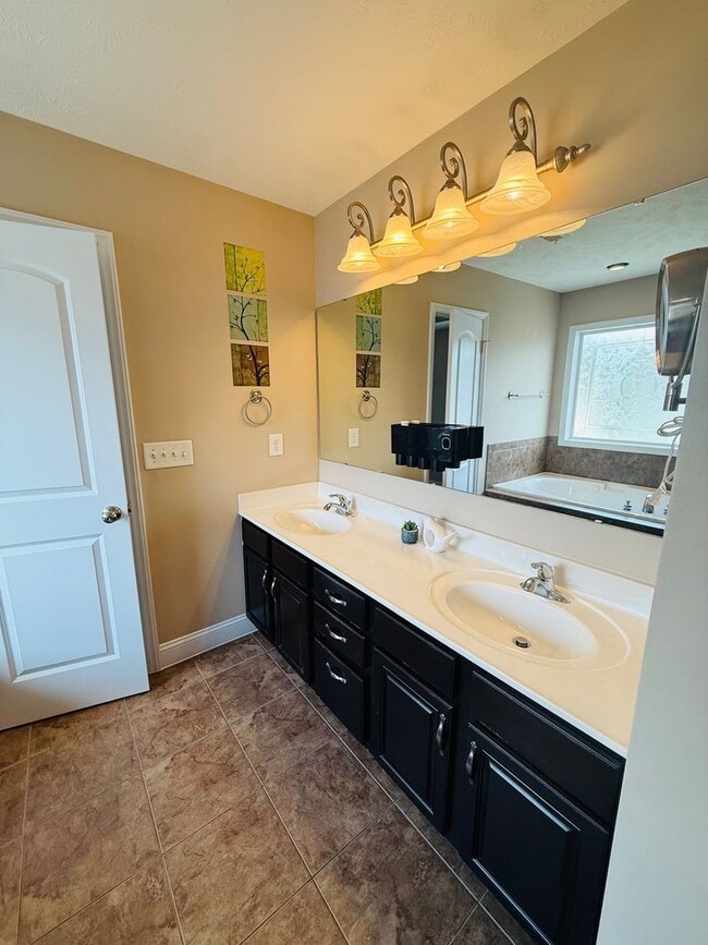 Building Photo - Beautiful 4 Bedroom, 3 Bathroom in Lexingt...