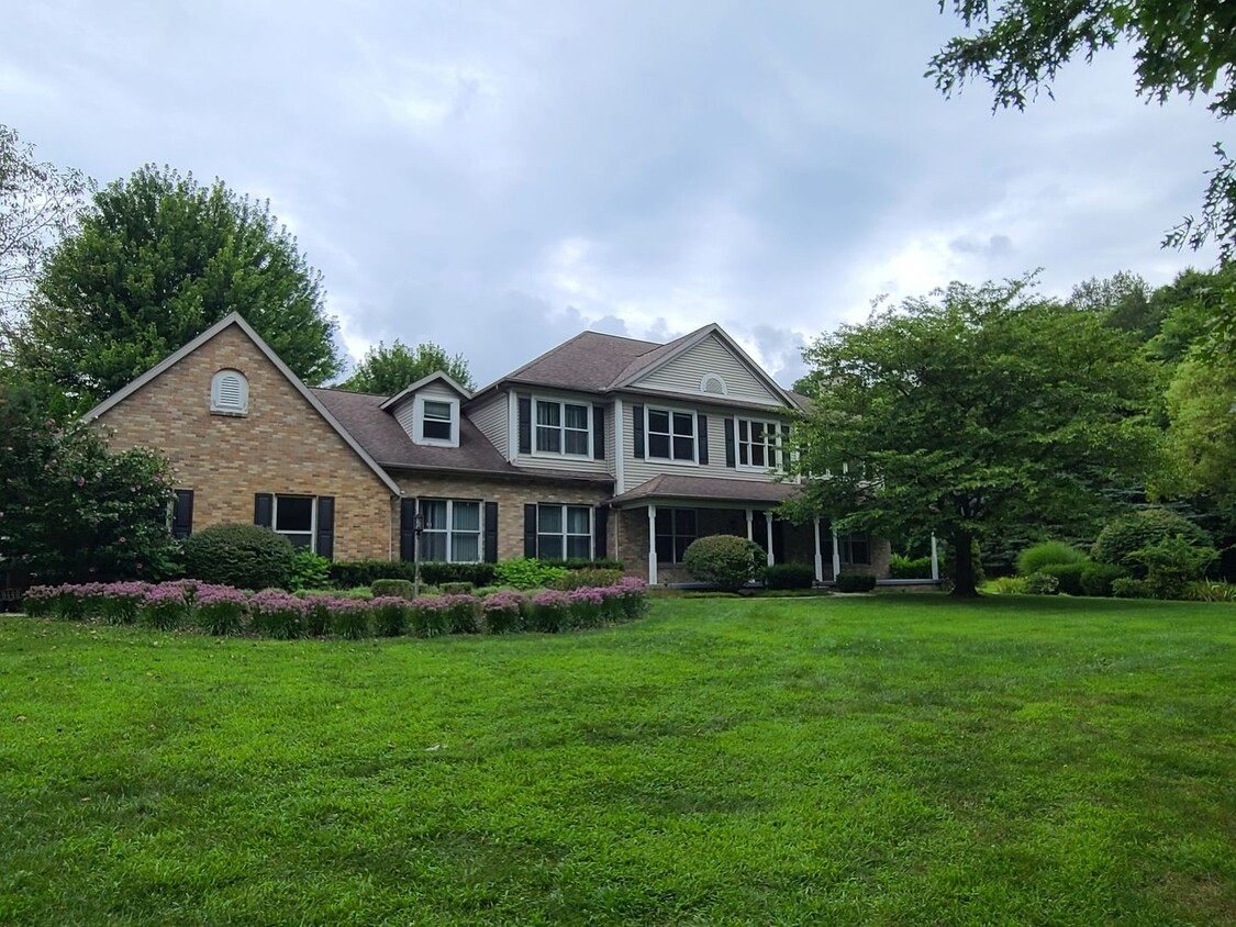 Primary Photo - Six Bedroom Home in Park Ridge Estates