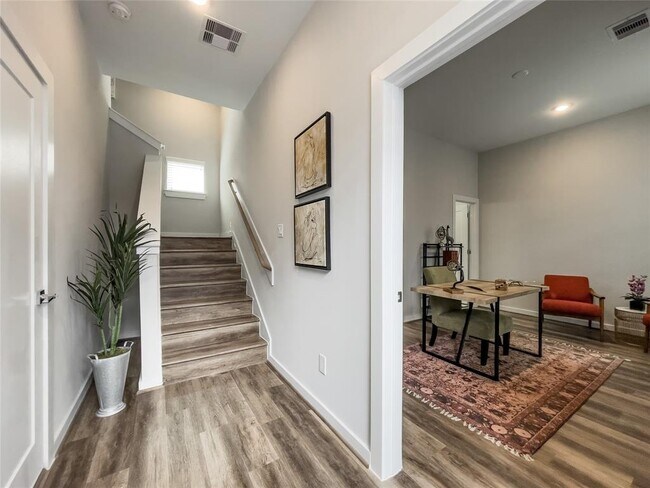 Foto del edificio - 5815 Fairdale Ln
