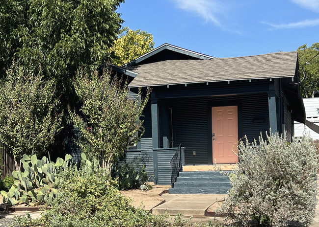 Building Photo - 1830 N PINE ST