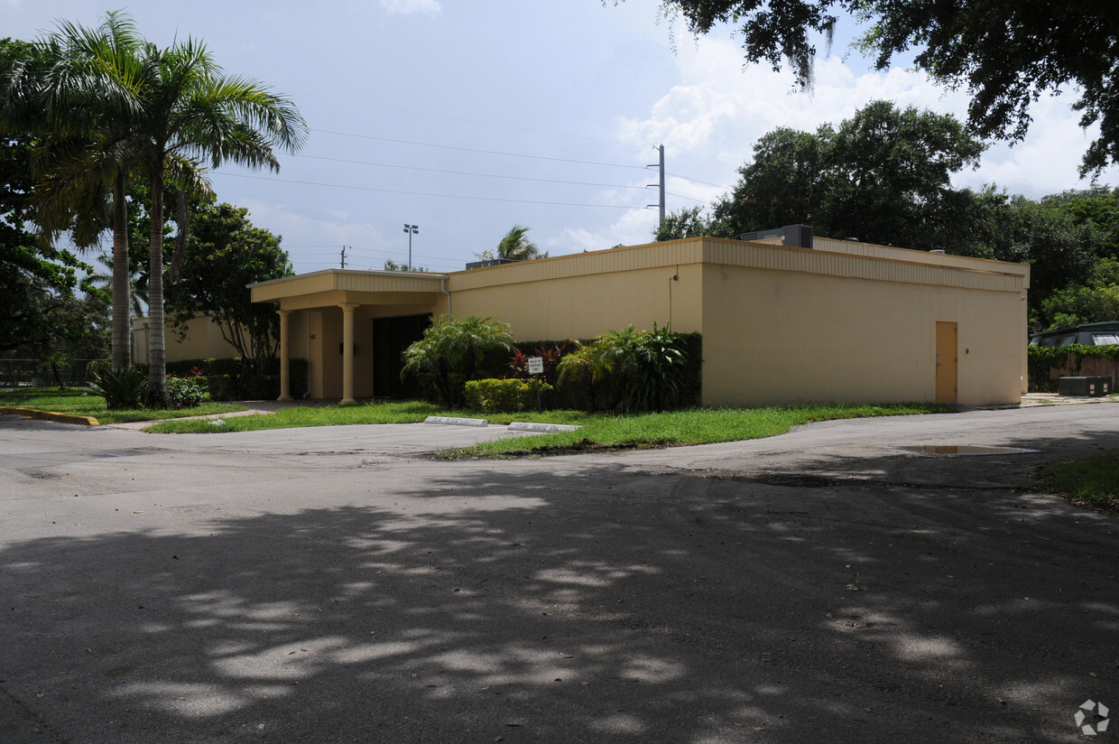 Building Photo - Oaks Condominiums