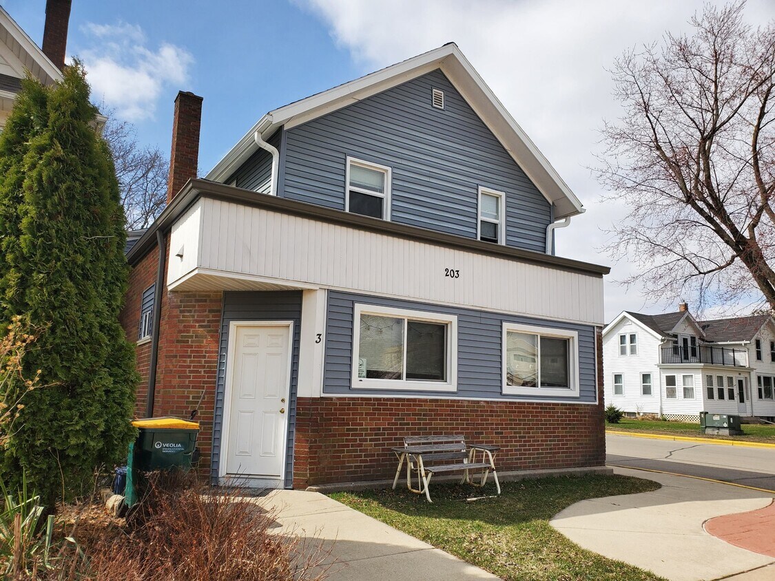 Foto principal - 203 S Main St