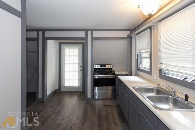 Foto del edificio - 4984 Donald Dr