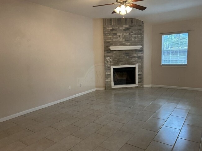 Building Photo - 4910 Parkwood Dr