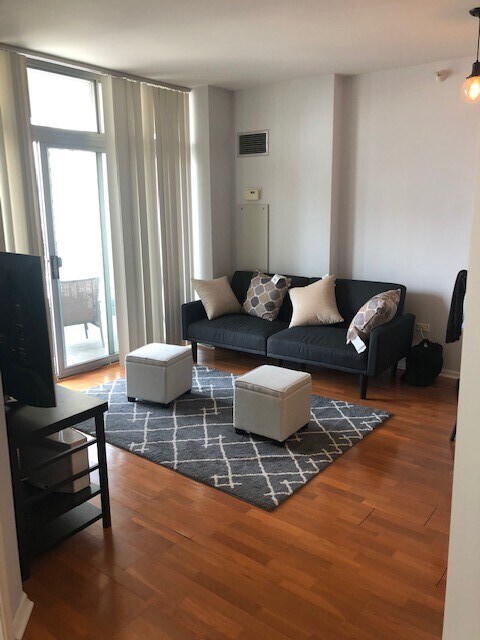 Living Room - 600 N Dearborn St